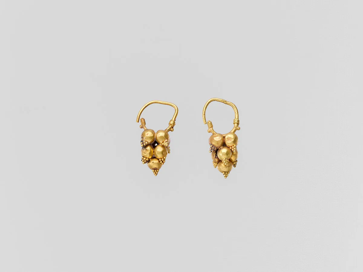 Gold earring with clustered spheres and pyramidal granulation — Unknown