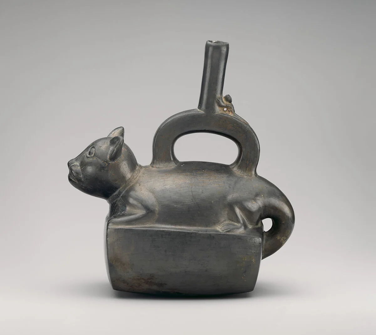Stirrup-spout bottle with feline — Chimú artist(s)