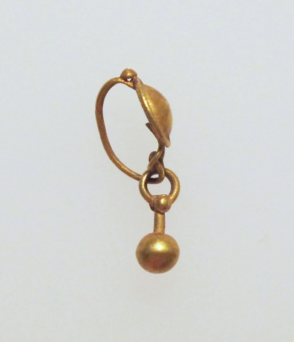 Gold earring with disc and pendant — Unknown