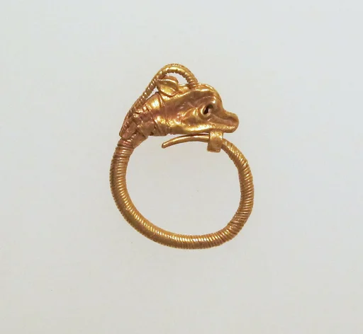 Gold earring with head of an antelope