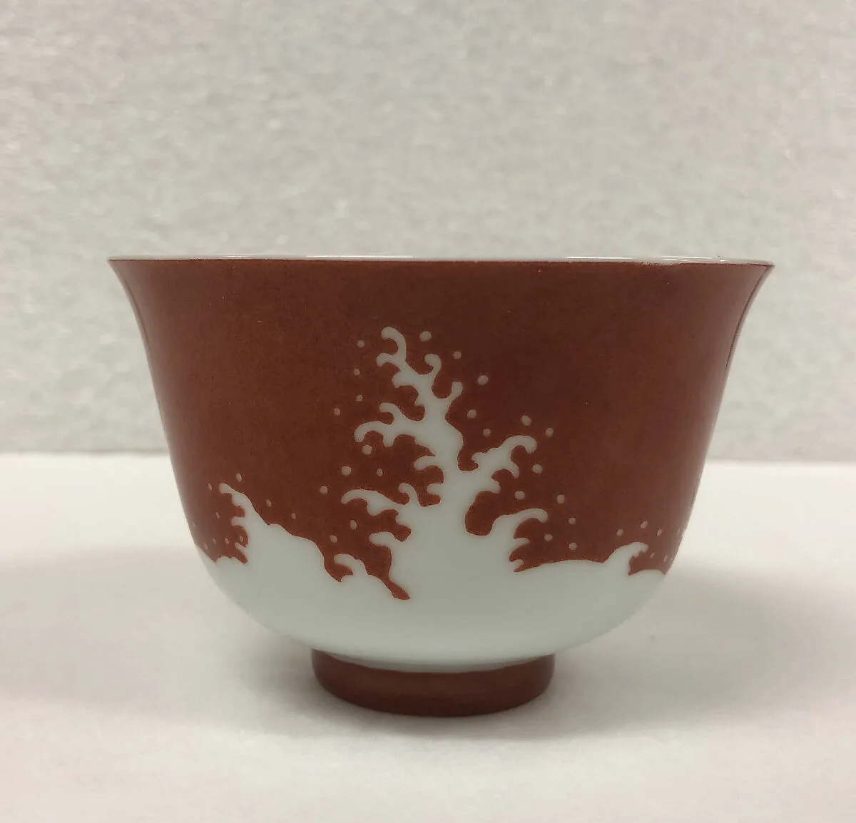 清雍正 景德鎮窯盖雪紅波濤杯|Cup with design of waves — Unknown