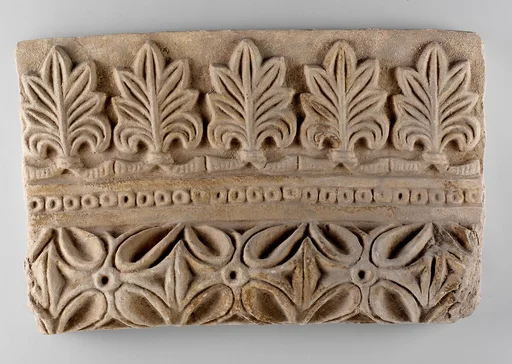 Wall decoration with vegetal and geometric design