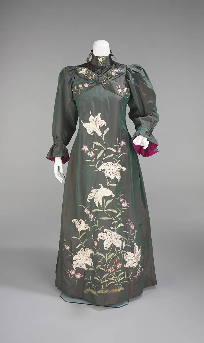 Tea gown — Unknown