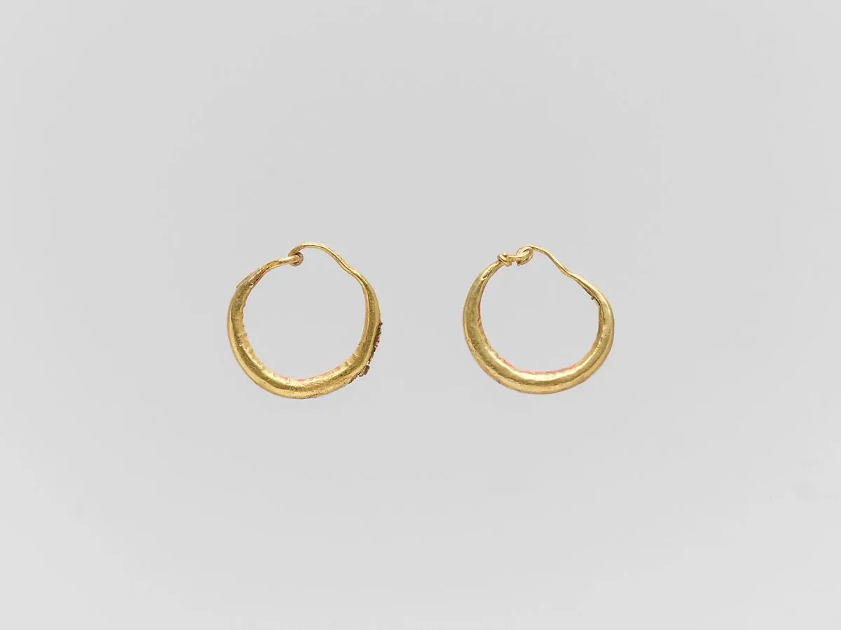 Gold loop earring — Unknown