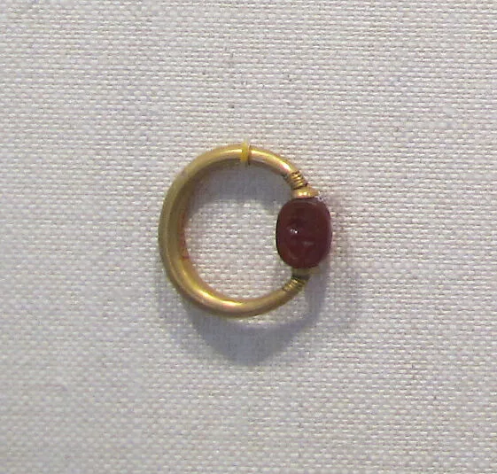 Gold swivel ring with carnelian scarab — Unknown