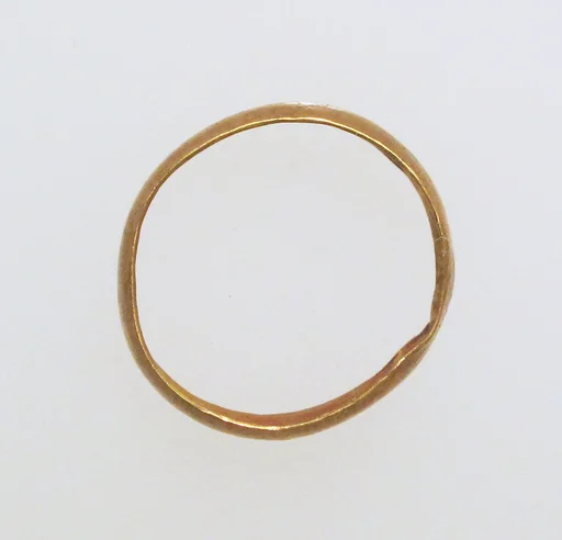 Ring with hollow hoop