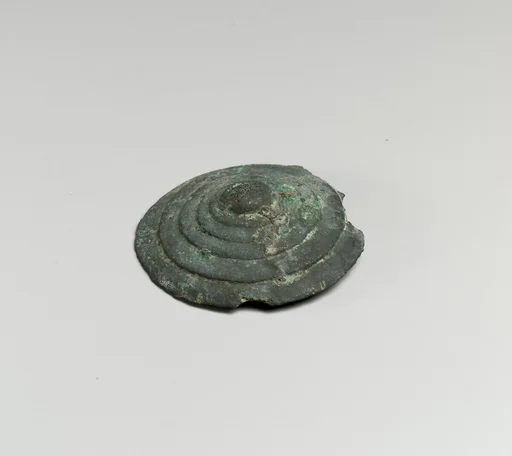 Button with concentric bands