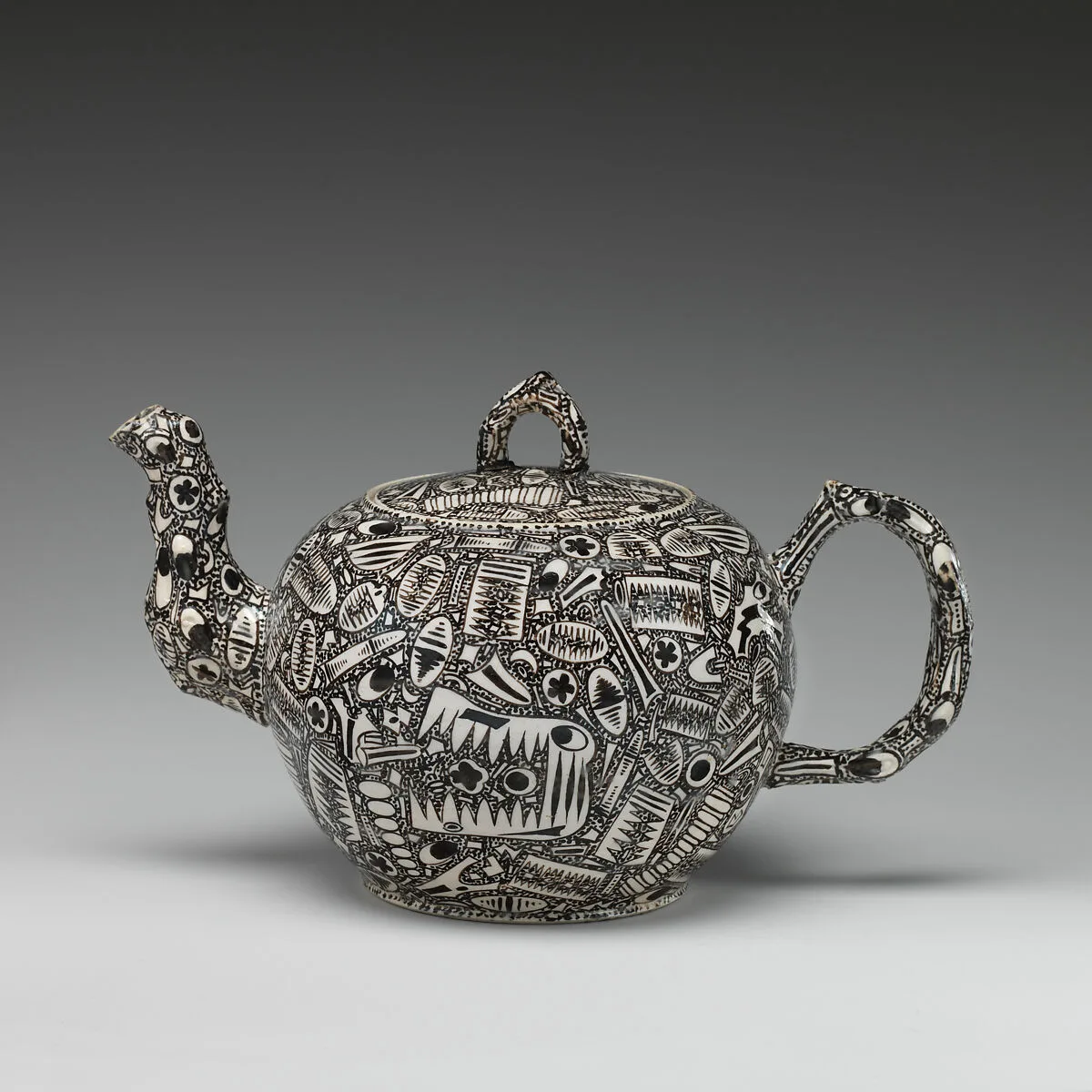 Teapot with fossil decoration — Unknown