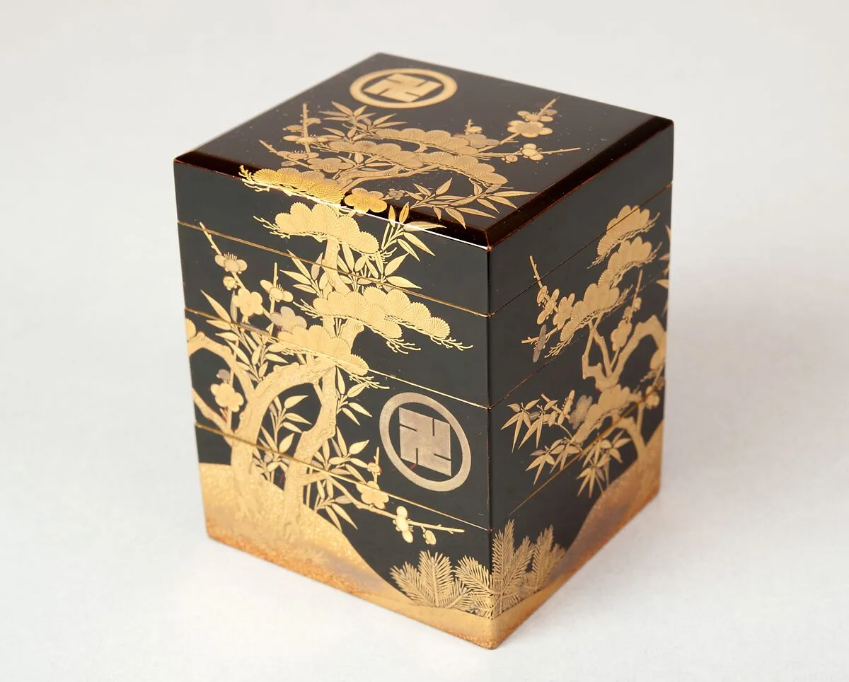 松竹梅紋散蒔絵重香合|Tiered Incense Box (Jūkōgō) with Family Crest, Pine, Bamboo, and Plum — Unknown