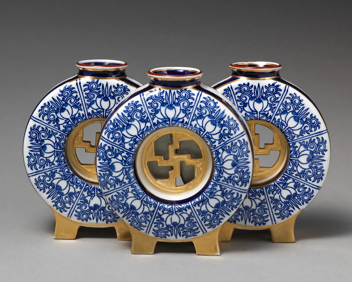 Triple moon flask with fretwork center (one of a pair) — Worcester factory