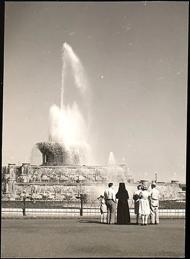 [Fountain with Onlookers, for Fortune Portfolio: "Chicago: A Camera Exploration"]