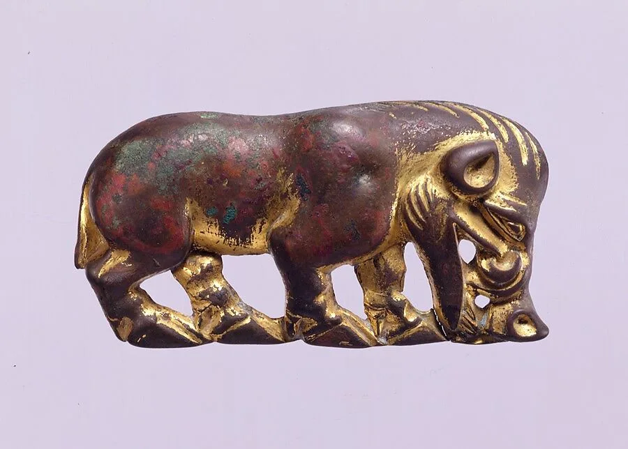 鎏金野豬紋青銅帶飾|Belt Plaque in the Shape of a Wild Boar — Unknown