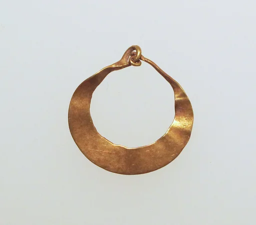 Earring, crescent-shaped