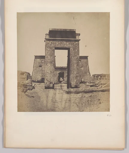 Karnak. Propylone du Temple de Khons. Hauteur 21 mèt.; largeur, 12 mèt. 50 c.; hauteur de la baie, 15 mèt.