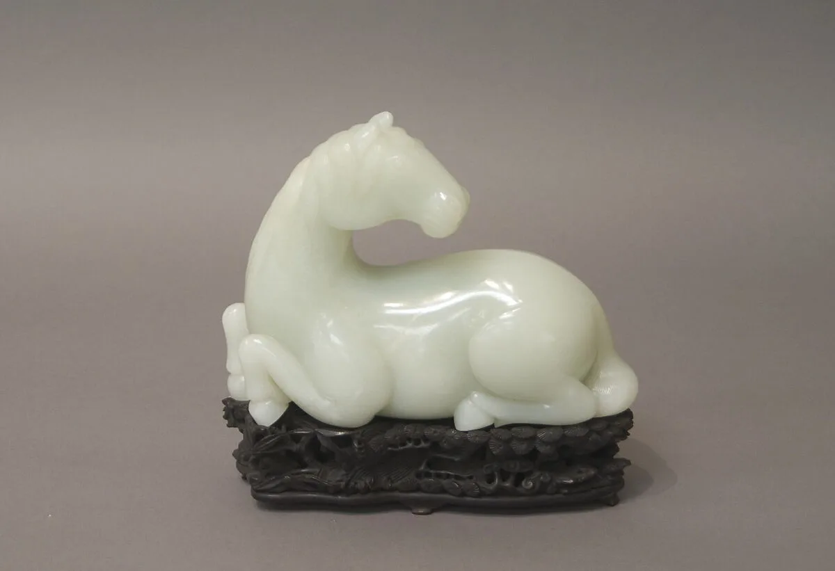清中期 玉回首臥馬|Reclining Horse — Unknown