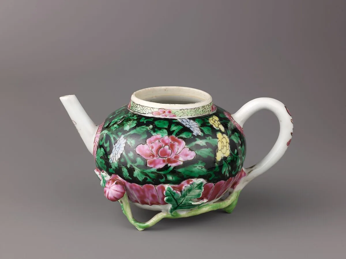 Teapot (a) and saucer (b) — Chinese