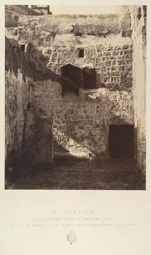 IXe Station. Jésus tombe pour la troisième fois. Le fut de colonne qui se trouve au pied du mur indique cette station.
