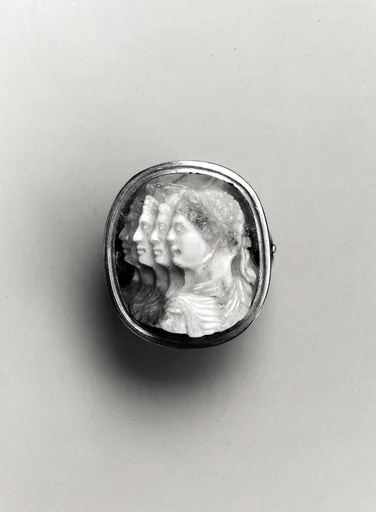 Cameo ring with three profile heads