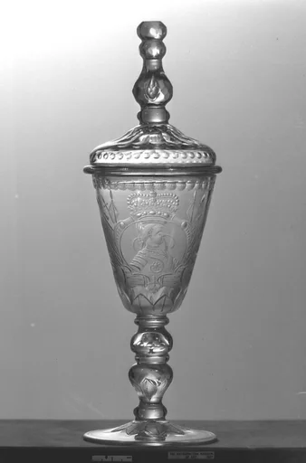 Standing cup with cover