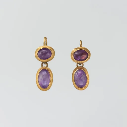 Gold and amethyst earring