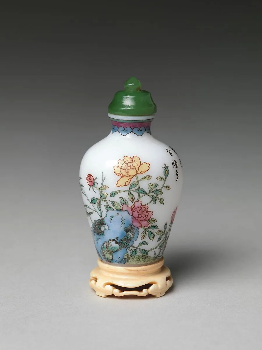 近代 料胎畫琺瑯花石詩文鼻煙壺|Snuff bottle with flowers and rocks — Unknown