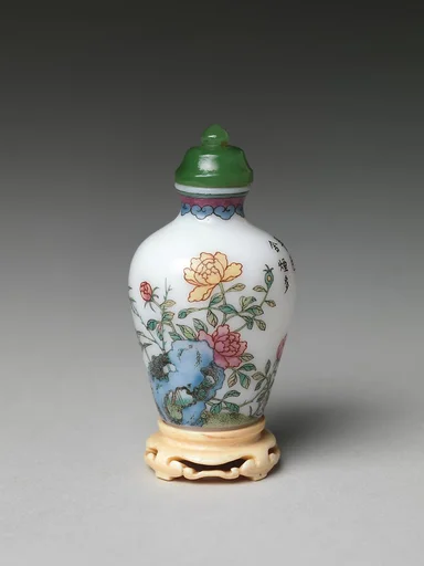 近代 料胎畫琺瑯花石詩文鼻煙壺|Snuff bottle with flowers and rocks