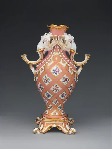 Vase (vase à tête d'éléphant) (one of a pair)
