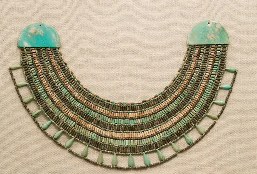 Broad collar