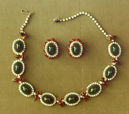 Jewelry set — Hattie Carnegie, Inc.