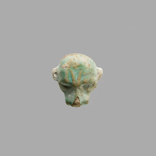 Bead in form of a head of a leopard