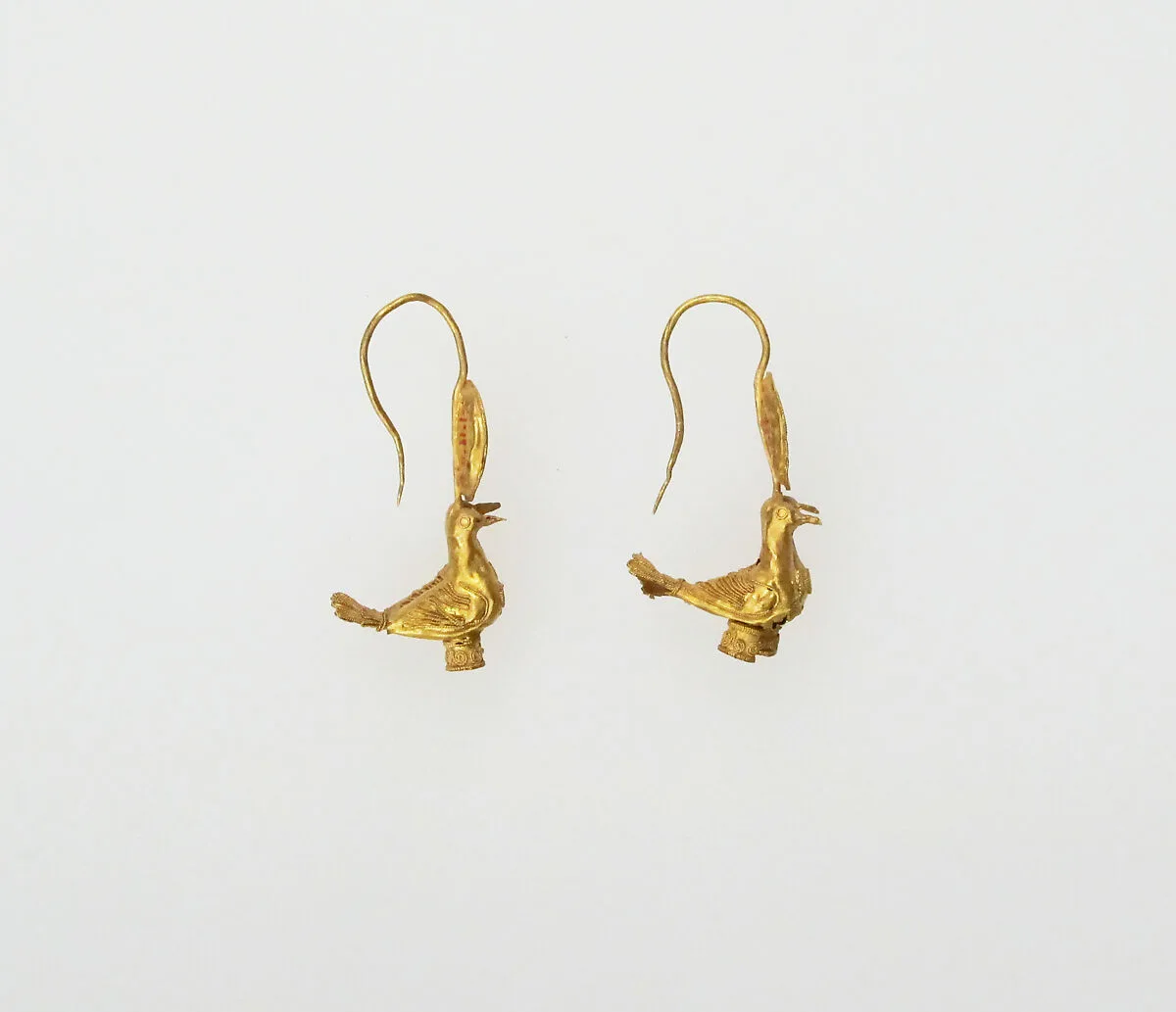 Earring with disc and pigeons — Unknown