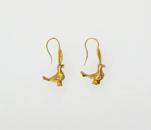 Earring with disc and pigeons