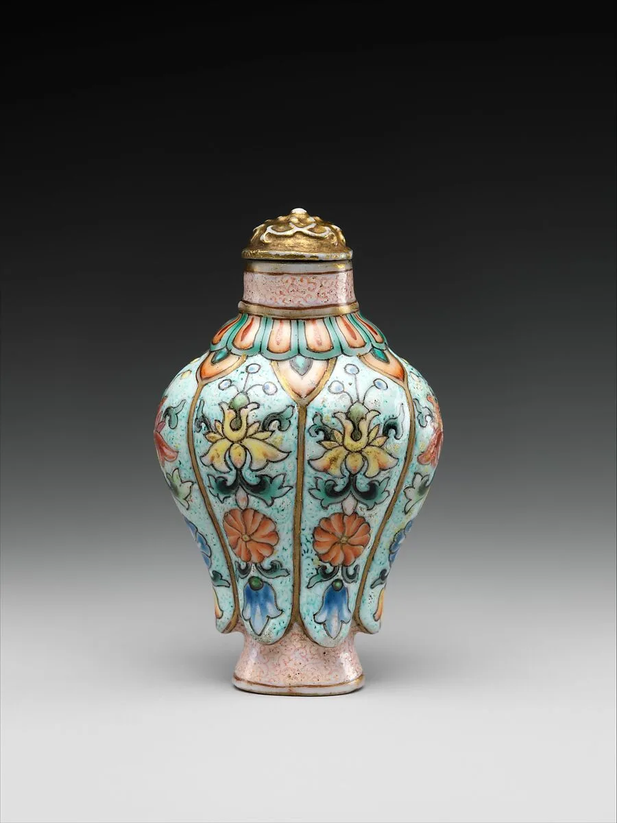 清乾隆 景德鎮窯粉彩仿銅胎畫琺瑯鼻煙壺|Snuff bottle in imitation of painted enamel metalwork — Unknown