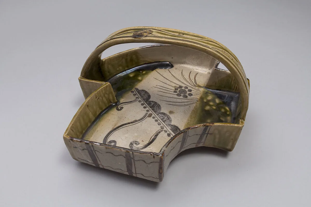 織部扇面形手鉢|Dish in the Shape of a Double Fan with Arched Handle — Unknown