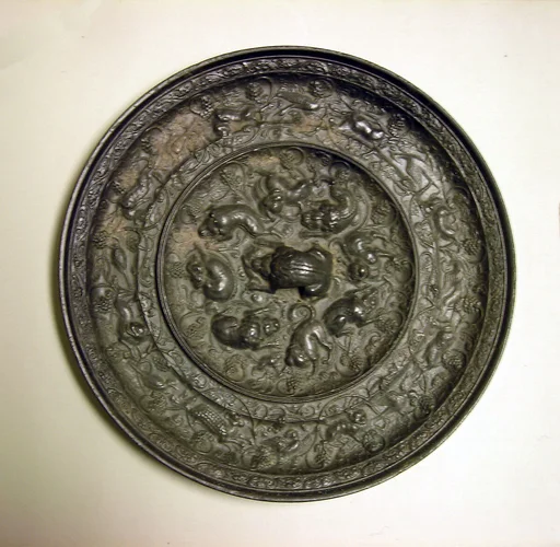 唐 瑞獣葡萄紋銅鏡|Mirror with fantastic animals amid grape vines