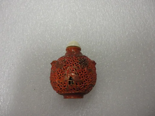 清中期    景德鎮窯紅地描金仿雕漆八寶紋鼻煙壺|Snuff bottle with eight Buddhist treasures