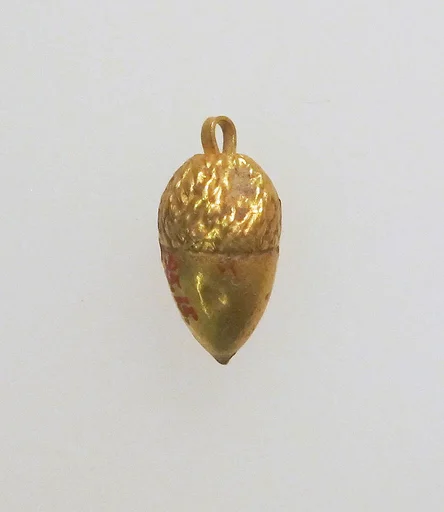 Pendant in the form of an acorn