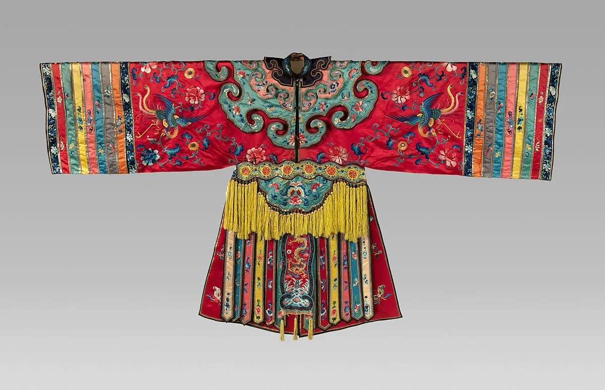 清 紅緞彩繡鳳穿花紋宮衣|Theatrical robe with phoenix and floral patterns — Unknown