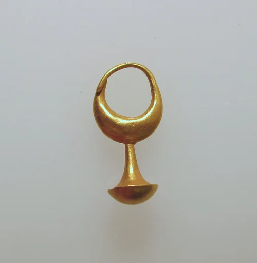 Earring with nail head pendant, 12