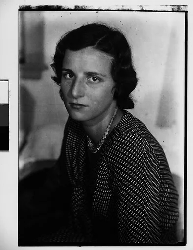 [Unidentified Woman: Dorothy Harvey?]