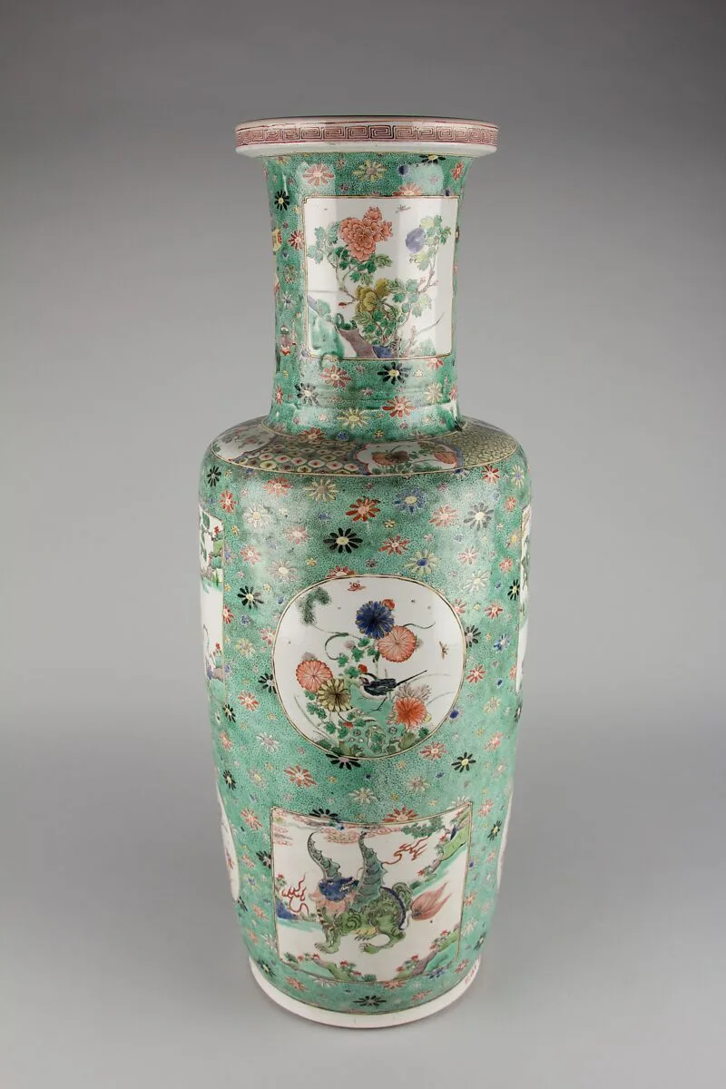 清康熙 景德鎮窯五彩開光瑞獸仙禽紋瓷瓶|Vase with auspicious animals — Unknown