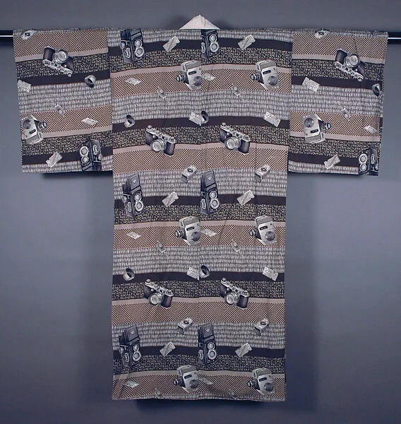 枯茶地カメラ模様長襦袢|Man’s Under-Kimono (Nagajuban) with Cameras — Unknown