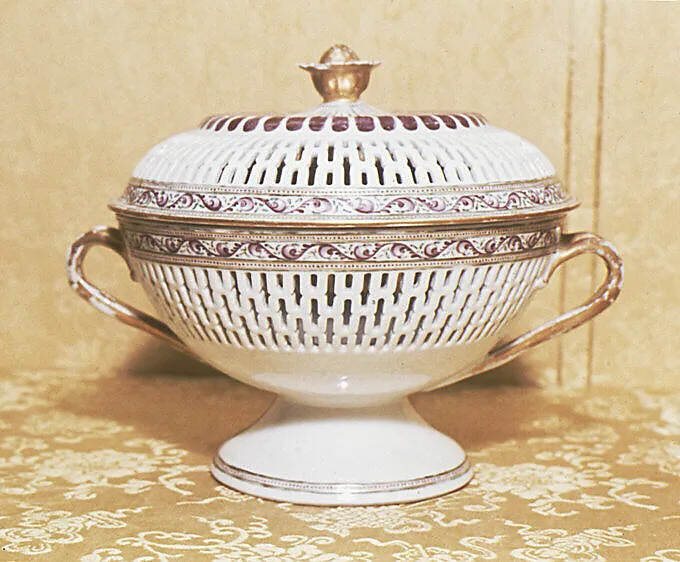 Pair of chestnut bowls with covers — Unknown