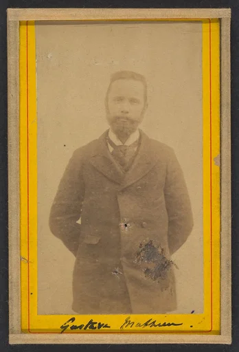 Mathieu. Gustave. (avec une barbe postiche)