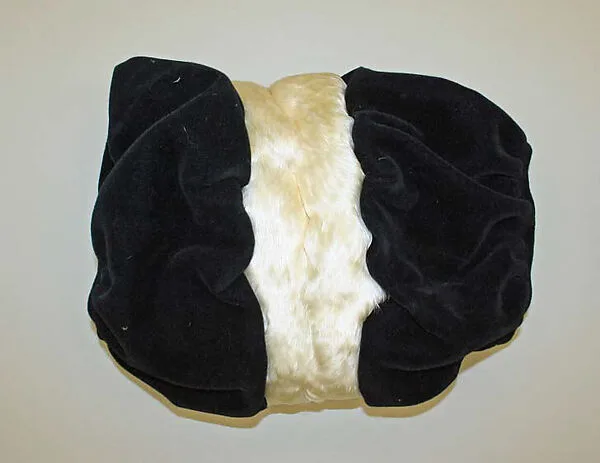 Muff — Caroline Reboux