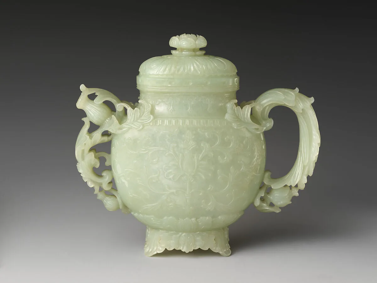 清 玉雕花草壺|Ewer with floral design — Unknown