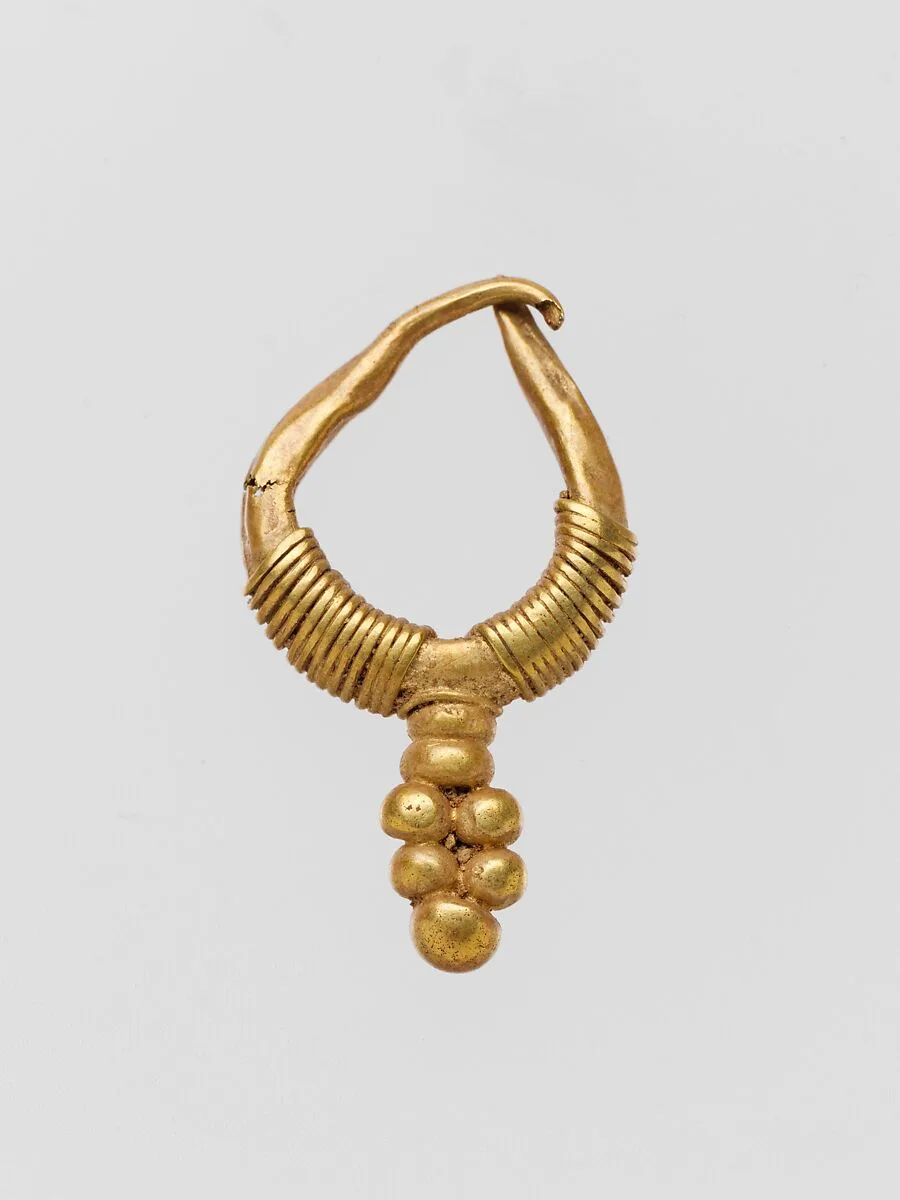 Gold earring with clustered sphere — Unknown