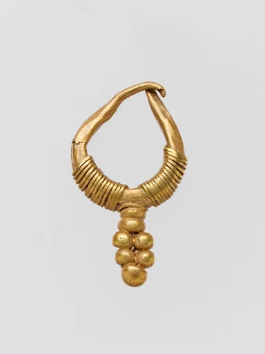 Gold earring with clustered sphere