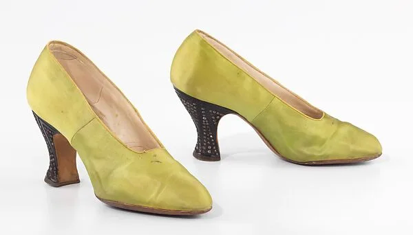 Evening pumps — I. Miller