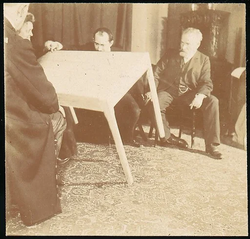 [Séance with the Medium Eusapia Palladino]